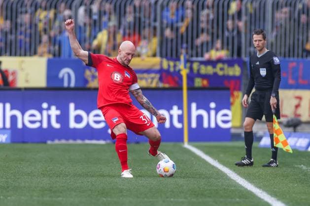 24.02.2024, Fussball, 2. Bundesliga, 23. Spieltag, Saison 2023 2024, Eintracht Braunschweig - Hertha BSC, Toni Leistner (Hertha BSC) Braunschweig Eintracht Stadion NDS Deutschland xRHR-FOTO TRx