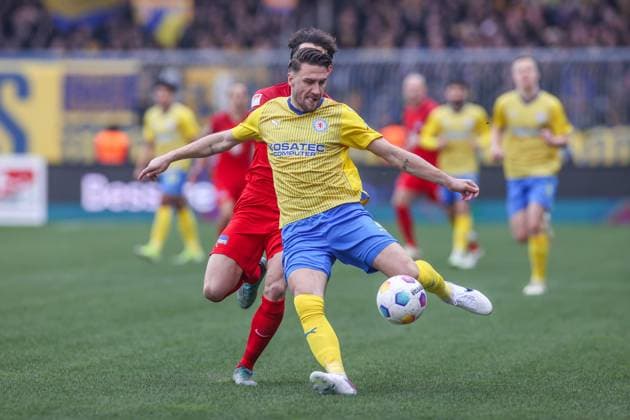 24.02.2024, Fussball, 2. Bundesliga, 23. Spieltag, Saison 2023 2024, Eintracht Braunschweig - Hertha BSC, Ermin Bicakcic (Eintracht Braunschweig) Braunschweig Eintracht Stadion NDS Deutschland xRHR-FOTO TRx