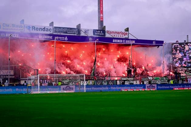 Pyro Pyrotechnik Fanblock Hannover, VfL Osnabrueck vs. Hannover 96, Fussball, 2. Bundesliga, 23. Spieltag, 24.02.2024 DFB regulations prohibit any use of photographs as image sequences and or quasi-video Osnabrueck Niedersachsen Deutschland