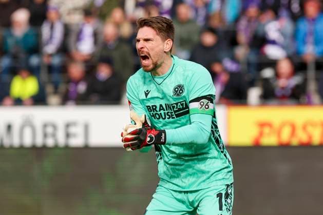 Torhueter Ron-Robert Zieler (Hannover 96) klatscht in die Haende, 2. Bundesliga, VfL Osnabrueck vs Hannover 96, Bremer Bruecke, 24.02.2024, Osnabrueck, Deutschland.