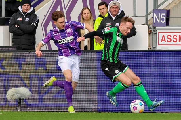 Florian Kleinhansl (VfL Osnabrueck) und Jannik Dehm (Hannover 96) kaempfen um den Ball, 2. Bundesliga, VfL Osnabrueck vs Hannover 96, Bremer Bruecke, 24.02.2024, Osnabrueck, Deutschland.