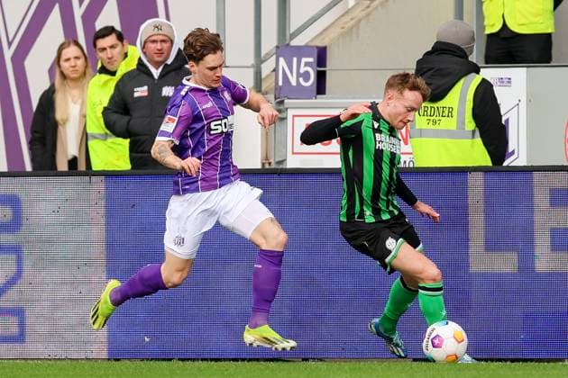 Florian Kleinhansl (VfL Osnabrueck) und Jannik Dehm (Hannover 96) kaempfen um den Ball, 2. Bundesliga, VfL Osnabrueck vs Hannover 96, Bremer Bruecke, 24.02.2024, Osnabrueck, Deutschland.
