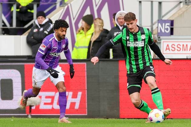 Noel Niemann (VfL Osnabrueck) und Phil Neumann (Hannover 96) kaempfen um den Ball, 2. Bundesliga, VfL Osnabrueck vs Hannover 96, Bremer Bruecke, 24.02.2024, Osnabrueck, Deutschland.