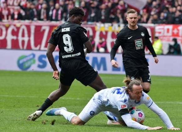 Fussball - 2. Bundesliga - Saison 2023 24 Kaiserslautern - Fritz-Walter-Stadion 24.02.2024 1. FC Kaiserslautern (fck) - Karlsruher SC (ksc) V.li: Ragnar ACHE (1. FC Kaiserslautern) - Robin BORMUTH (Karlsruher SC), Marlon RITTER (1. FC Kaiserslautern) Fussball - 2. Bundesliga - 1. FC Kaiserslautern