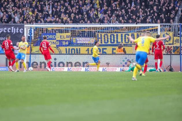 24.02.2024, Fussball, 2. Bundesliga, 23. Spieltag, Saison 2023 2024, Eintracht Braunschweig - Hertha BSC, Fabio Kaufmann (Eintracht Braunschweig) erzielt das Tor zum 1 zu 0. Braunschweig Eintracht Stadion NDS Deutschland xRHR-FOTO TRx