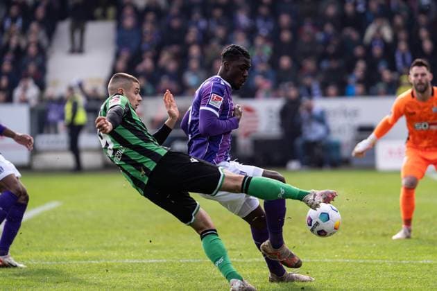 GER, 2. FBL VfL Osnabrück vs Hannover 96 24.02.2024, Bremer Brücke, Osnabrück, GER, 2. FBL VfL Osnabrück vs Hannover 96 Im Bild: Zweikampf zwischen Hendrik Weydandt (Hannover 96, 9) und Maxwell Gyamfi (VfL Osnabrück Osnabrueck, 4)