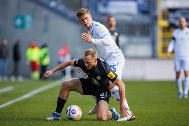 Ben Zolinski (1.FC Kaiserslautern) im Zweikampf mit Dzenis Burnic (Karlsruher SC), 1. FC Kaiserslautern vs Karlsruher SC, Fussball, 2. Bundesliga, Saison 2023 2024, 24.02.2024 1. FC Kaiserslautern vs Karlsruher SC, Fussball, 2. Bundesliga, Saison 2023 2024, 24.02.2024 Kaiserslautern
