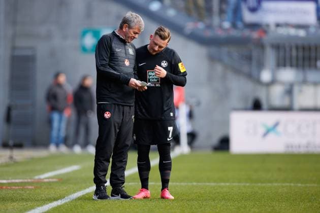 Friedhelm Funkel (Trainer 1.FC Kaiserslautern) gibt Marlon Ritter (1.FC Kaiserslautern) Anweisungen, 1. FC Kaiserslautern vs Karlsruher SC, Fussball, 2. Bundesliga, Saison 2023 2024, 24.02.2024 1. FC Kaiserslautern vs Karlsruher SC, Fussball, 2. Bundesliga, Saison 2023 2024, 24.02.2024 Kaiserslautern