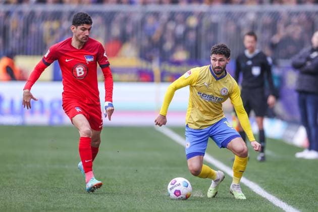 24.02.2024, Fussball, 2. Bundesliga, 23. Spieltag, Saison 2023 2024, Eintracht Braunschweig - Hertha BSC, v. l. Andreas Bouchalakis (Hertha BSC), Fabio Kaufmann (Eintracht Braunschweig) Braunschweig Eintracht Stadion NDS Deutschland xRHR-FOTO TRx