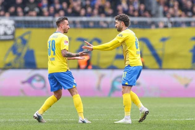 24.02.2024, Fussball, 2. Bundesliga, 23. Spieltag, Saison 2023 2024, Eintracht Braunschweig - Hertha BSC, v. l. Robin Krauße (Eintracht Braunschweig) jubelt mit Fabio Kaufmann (Eintracht Braunschweig). Braunschweig Eintracht Stadion NDS Deutschland xRHR-FOTO TRx