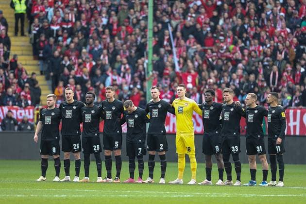24.02.2024, xusrbx, Fussball 2.Bundesliga, 1.FC Kaiserslautern - Karlsruher SC emspor, die Spieler vom 1. FC Kaiserslautern, vor dem Spiel, (DFL DFB REGULATIONS PROHIBIT ANY USE OF PHOTOGRAPHS as IMAGE SEQUENCES and or QUASI-VIDEO) Kaiserslautern