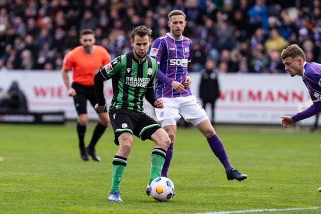 GER, 2. FBL VfL Osnabrück vs Hannover 96 24.02.2024, Bremer Brücke, Osnabrück, GER, 2. FBL VfL Osnabrück vs Hannover 96 Im Bild: Louis Schaub (Hannover 96, 11) Einzelaktion; Ganzkörper Ganzkoerper ; Ball am Fuss;