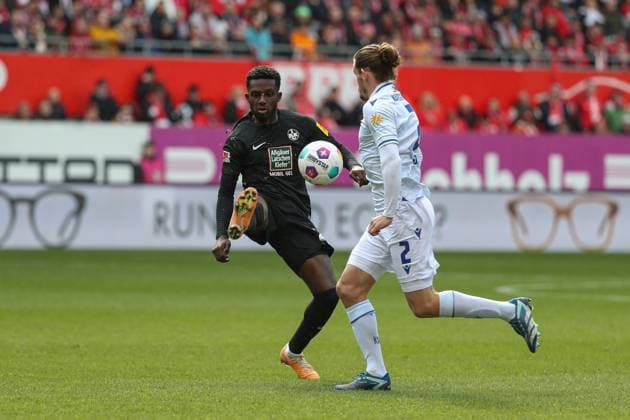 24.02.2024, xusrbx, Fussball 2.Bundesliga, 1.FC Kaiserslautern - Karlsruher SC emspor, v.l. Richmond Tachie (1. FC Kaiserslautern, 29), Sebastian Jung (Karlsruher SC , 2), (DFL DFB REGULATIONS PROHIBIT ANY USE OF PHOTOGRAPHS as IMAGE SEQUENCES and or QUASI-VIDEO) Kaiserslautern