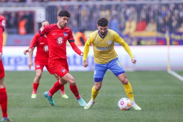 24.02.2024, Fussball, 2. Bundesliga, 23. Spieltag, Saison 2023 2024, Eintracht Braunschweig - Hertha BSC, v. l. Andreas Bouchalakis (Hertha BSC), Fabio Kaufmann (Eintracht Braunschweig) Braunschweig Eintracht Stadion NDS Deutschland xRHR-FOTO TRx