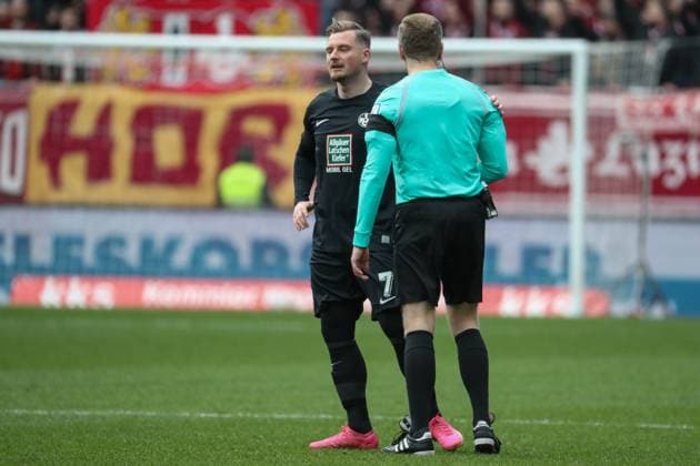 24.02.2024, xusrbx, Fussball 2.Bundesliga, 1.FC Kaiserslautern - Karlsruher SC emspor, v.l. Marlon Ritter (1. FC Kaiserslautern, 7), Tobias Welz (Schiedsrichter), (DFL DFB REGULATIONS PROHIBIT ANY USE OF PHOTOGRAPHS as IMAGE SEQUENCES and or QUASI-VIDEO) Kaiserslautern