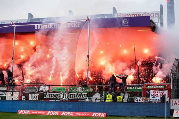 GER, 2. FBL VfL Osnabrück vs Hannover 96 24.02.2024, Bremer Brücke, Osnabrück, GER, 2. FBL VfL Osnabrück vs Hannover 96 Im Bild: Pyrotechnik im Block von Hannover 96