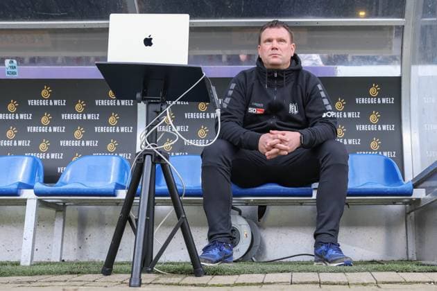 2. Bundesliga - VfL Osnabrück - Hannover 96 am 24.02.2024 an der Bremer Brücke in Osnabrück Trainer Uwe Koschinat (Osnabrueck) nachdenklich