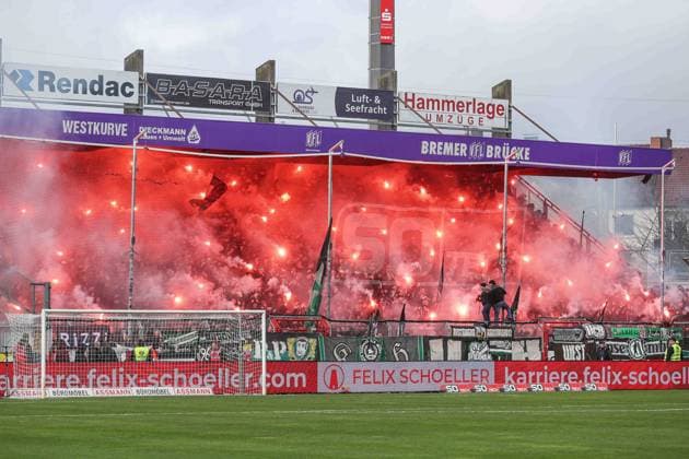 2. Bundesliga - VfL Osnabrück - Hannover 96 am 24.02.2024 an der Bremer Brücke in Osnabrück Die Hannover Fans zünden im Gästeblock Pyrotechnik