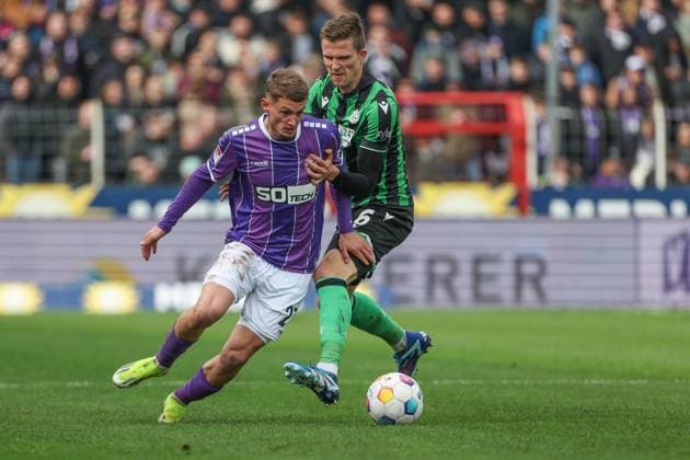 2. Bundesliga - VfL Osnabrück - Hannover 96 am 24.02.2024 an der Bremer Brücke in Osnabrück MickaÃ«l Michael Cuisance (Osnabrueck 27) gegen Fabian Kunze (Hannover 6)