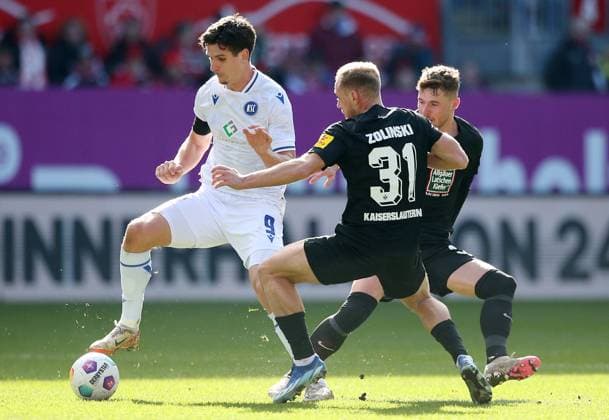 Igor Matanovic (9, Karlsruher SC), Ben Zolinski (31, FC Kaiserslautern) 24.02.2024, Fußball, 2. Bundesliga, FC Kaiserslautern - Karlsruher SC, 23. Spieltag, Saison 2023 24, Fritz Walter Stadion, Kaiserslautern, Deutschland, zmdz, ** DFB & DFL regulations prohibit any use of photographs as image sequences and or quasi-video. ** FC Kaiserslautern - Karlsruher SC