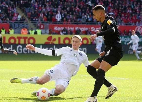 David Herold (20, Karlsruher SC) holt sich den Ball von Kenny Prince Redondo (11, FC Kaiserslautern) 24.02.2024, Fußball, 2. Bundesliga, FC Kaiserslautern - Karlsruher SC, 23. Spieltag, Saison 2023 24, Fritz Walter Stadion, Kaiserslautern, Deutschland, zmdz, ** DFB & DFL regulations prohibit any use of photographs as image sequences and or quasi-video. ** FC Kaiserslautern - Karlsruher SC