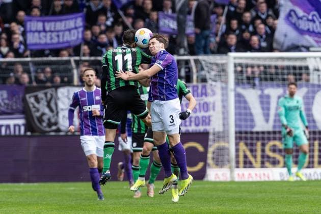 GER, 2. FBL VfL Osnabrück vs Hannover 96 24.02.2024, Bremer Brücke, Osnabrück, GER, 2. FBL VfL Osnabrück vs Hannover 96 Im Bild: Kopfballduell Kopfball Zweikampf zwischen Florian Kleinhansl (VfL Osnabrück Osnabrueck, 3) und Louis Schaub (Hannover 96, 11)