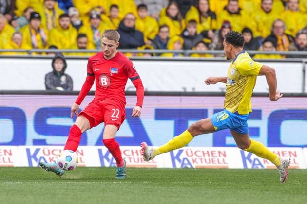 24.02.2024, Fussball, 2. Bundesliga, 23. Spieltag, Saison 2023 2024, Eintracht Braunschweig - Hertha BSC, v. l. Marten Winkler (Hertha BSC), Anton Donkor (Eintracht Braunschweig) Braunschweig Eintracht Stadion NDS Deutschland xRHR-FOTO TRx