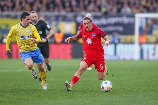 24.02.2024, Fussball, 2. Bundesliga, 23. Spieltag, Saison 2023 2024, Eintracht Braunschweig - Hertha BSC, v. l. Rayan Philippe (Eintracht Braunschweig), Michal Karbownik (Hertha BSC) Braunschweig Eintracht Stadion NDS Deutschland xRHR-FOTO TRx