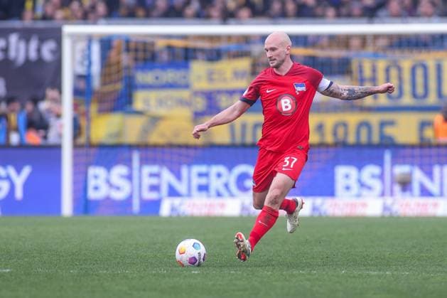 24.02.2024, Fussball, 2. Bundesliga, 23. Spieltag, Saison 2023 2024, Eintracht Braunschweig - Hertha BSC, Toni Leistner (Hertha BSC) Braunschweig Eintracht Stadion NDS Deutschland xRHR-FOTO TRx