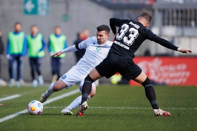 Jerome Gondorf (Karlsruher SC) im Zweikampf mit Jan Elvedi (1.FC Kaiserslautern), 1. FC Kaiserslautern vs Karlsruher SC, Fussball, 2. Bundesliga, Saison 2023 2024, 24.02.2024 1. FC Kaiserslautern vs Karlsruher SC, Fussball, 2. Bundesliga, Saison 2023 2024, 24.02.2024 Kaiserslautern