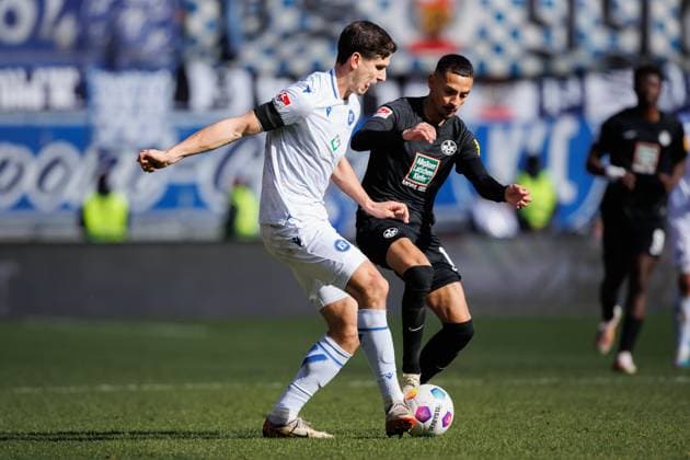 Igor Matanovic (Karlsruher SC) im Zweikampf mit Kenny Prince Redondo (1.FC Kaiserslautern), 1. FC Kaiserslautern vs Karlsruher SC, Fussball, 2. Bundesliga, Saison 2023 2024, 24.02.2024 1. FC Kaiserslautern vs Karlsruher SC, Fussball, 2. Bundesliga, Saison 2023 2024, 24.02.2024 Kaiserslautern