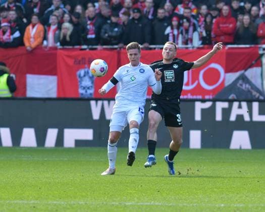 Fussball - 2. Bundesliga - Saison 2023 24 Kaiserslautern - Fritz-Walter-Stadion 24.02.2024 1. FC Kaiserslautern (fck) - Karlsruher SC (ksc) Marvin WANITZEK (Karlsruher SC), li - Ben ZOLINSKI (1. FC Kaiserslautern) Fussball - 2. Bundesliga - 1. FC Kaiserslautern