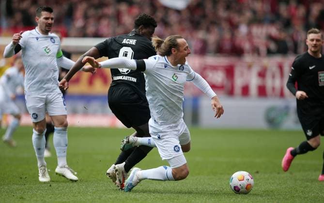 Ragnar Ache (9, FC Kaiserslautern), Robin Bormuth (32, Karlsruher SC) 24.02.2024, Fußball, 2. Bundesliga, FC Kaiserslautern - Karlsruher SC, 23. Spieltag, Saison 2023 24, Fritz Walter Stadion, Kaiserslautern, Deutschland, zmdz, ** DFB & DFL regulations prohibit any use of photographs as image sequences and or quasi-video. ** FC Kaiserslautern - Karlsruher SC