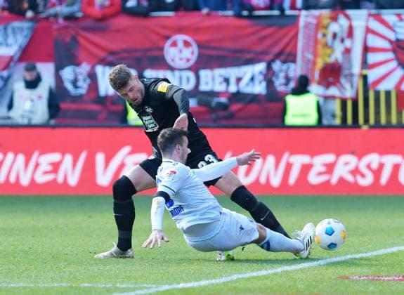 Fussball - 2. Bundesliga - Saison 2023 24 Kaiserslautern - Fritz-Walter-Stadion 24.02.2024 1. FC Kaiserslautern (fck) - Karlsruher SC (ksc) Jan ELVEDI (1. FC Kaiserslautern) , hinten - Gerome GONDORF (Karlsruher SC) Fussball - 2. Bundesliga - 1. FC Kaiserslautern