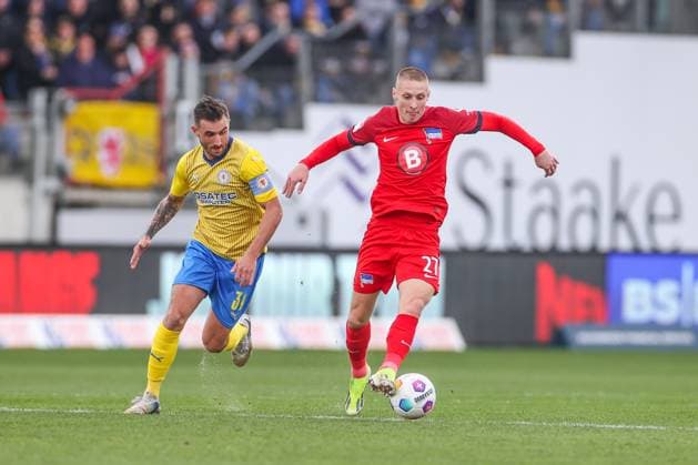 24.02.2024, Fussball, 2. Bundesliga, 23. Spieltag, Saison 2023 2024, Eintracht Braunschweig - Hertha BSC, v. l. Robin Krauße (Eintracht Braunschweig), Palko Dardai (Hertha BSC) Braunschweig Eintracht Stadion NDS Deutschland xRHR-FOTO TRx