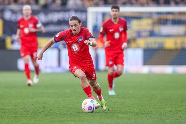 24.02.2024, Fussball, 2. Bundesliga, 23. Spieltag, Saison 2023 2024, Eintracht Braunschweig - Hertha BSC, Michal Karbownik (Hertha BSC) Braunschweig Eintracht Stadion NDS Deutschland xRHR-FOTO TRx