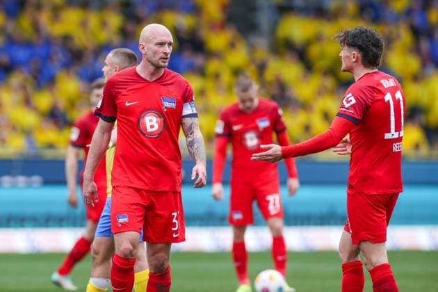 24.02.2024, Fussball, 2. Bundesliga, 23. Spieltag, Saison 2023 2024, Eintracht Braunschweig - Hertha BSC, v. l. Toni Leistner (Hertha BSC), Fabian Reese (Hertha BSC) Braunschweig Eintracht Stadion NDS Deutschland xRHR-FOTO TRx