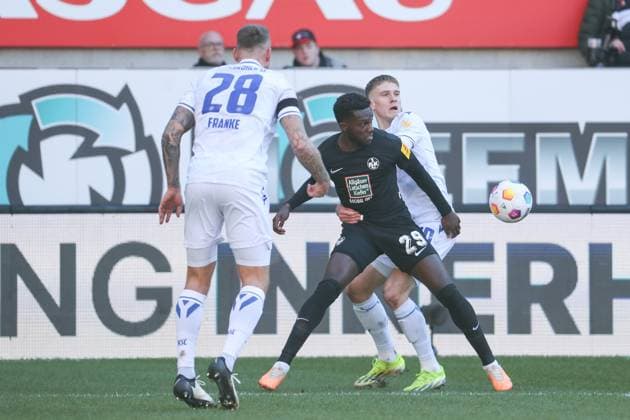 24.02.2024, xusrbx, Fussball 2.Bundesliga, 1.FC Kaiserslautern - Karlsruher SC emspor, v.l. Marcel Franke (Karlsruher SC , 28), David Herold (Karlsruher SC , 20), Richmond Tachie (1. FC Kaiserslautern, 29), (DFL DFB REGULATIONS PROHIBIT ANY USE OF PHOTOGRAPHS as IMAGE SEQUENCES and or QUASI-VIDEO) Kaiserslautern