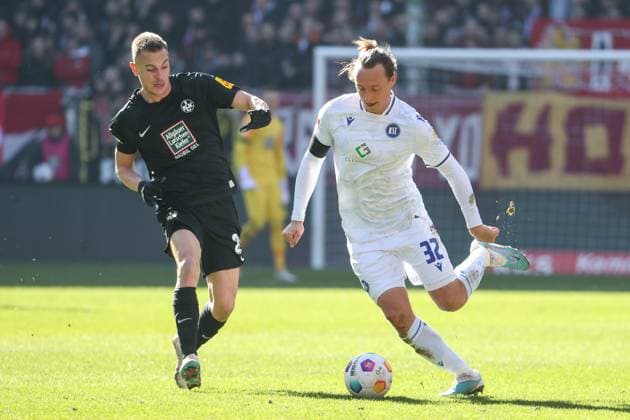 24.02.2024, xusrbx, Fussball 2.Bundesliga, 1.FC Kaiserslautern - Karlsruher SC emspor, v.l. Filip Kaloc (1. FC Kaiserslautern, 26), Robin Bormuth (Karlsruher SC , 32), (DFL DFB REGULATIONS PROHIBIT ANY USE OF PHOTOGRAPHS as IMAGE SEQUENCES and or QUASI-VIDEO) Kaiserslautern