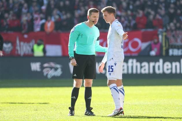 24.02.2024, xusrbx, Fussball 2.Bundesliga, 1.FC Kaiserslautern - Karlsruher SC emspor, v.l. Tobias Welz (Schiedsrichter), Dzenis Burnic (Karlsruher SC , 15), (DFL DFB REGULATIONS PROHIBIT ANY USE OF PHOTOGRAPHS as IMAGE SEQUENCES and or QUASI-VIDEO) Kaiserslautern