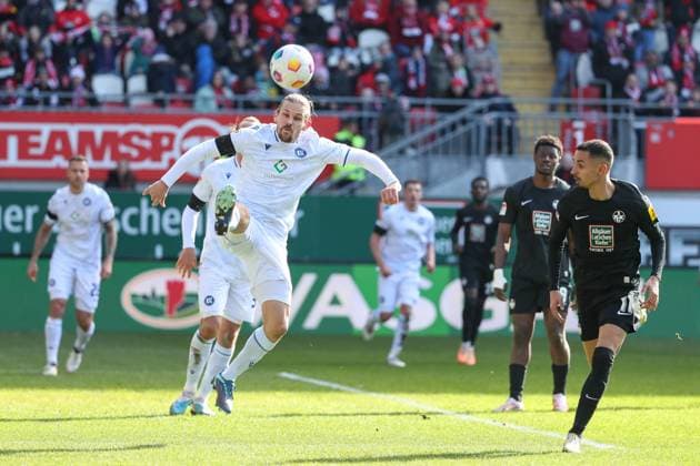 24.02.2024, xusrbx, Fussball 2.Bundesliga, 1.FC Kaiserslautern - Karlsruher SC emspor, v.l. Sebastian Jung (Karlsruher SC , 2), Kenny Prince Redondo (1. FC Kaiserslautern, 11), (DFL DFB REGULATIONS PROHIBIT ANY USE OF PHOTOGRAPHS as IMAGE SEQUENCES and or QUASI-VIDEO) Kaiserslautern