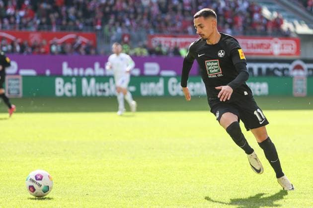 24.02.2024, xusrbx, Fussball 2.Bundesliga, 1.FC Kaiserslautern - Karlsruher SC emspor, Kenny Prince Redondo (1. FC Kaiserslautern, 11), Aktion, Einzelbild, Freisteller, mit Ball, (DFL DFB REGULATIONS PROHIBIT ANY USE OF PHOTOGRAPHS as IMAGE SEQUENCES and or QUASI-VIDEO) Kaiserslautern
