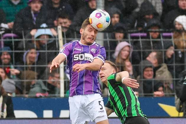 Bashkim Ajdini (VfL Osnabrueck) und Havard Nielsen (Hannover 96) kaempfen um den Ball, 2. Bundesliga, VfL Osnabrueck vs Hannover 96, Bremer Bruecke, 24.02.2024, Osnabrueck, Deutschland.