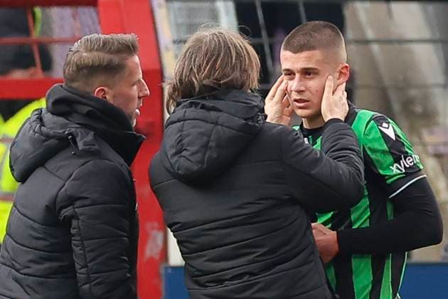 Nicolo Tresoldi (Hannover 96) wird am Kopf behandelt, 2. Bundesliga, VfL Osnabrueck vs Hannover 96, Bremer Bruecke, 24.02.2024, Osnabrueck, Deutschland.