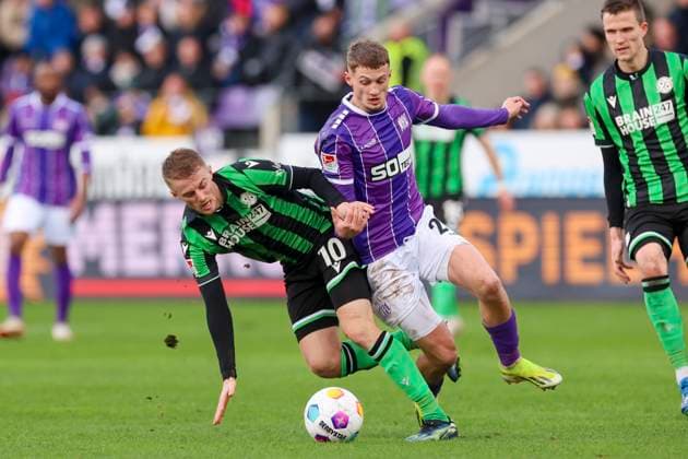 Sebastian Ernst (Hannover 96) und Michael Cuisance (VfL Osnabrueck) kaempfen um den Ball, 2. Bundesliga, VfL Osnabrueck vs Hannover 96, Bremer Bruecke, 24.02.2024, Osnabrueck, Deutschland.