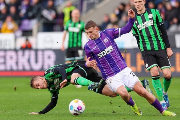 Sebastian Ernst (Hannover 96) und Michael Cuisance (VfL Osnabrueck) kaempfen um den Ball, 2. Bundesliga, VfL Osnabrueck vs Hannover 96, Bremer Bruecke, 24.02.2024, Osnabrueck, Deutschland.