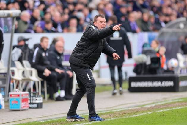 Trainer Uwe Koschinat (VfL Osnabrueck) gestikuliert, 2. Bundesliga, VfL Osnabrueck vs Hannover 96, Bremer Bruecke, 24.02.2024, Osnabrueck, Deutschland.