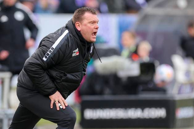 Trainer Uwe Koschinat (VfL Osnabrueck) schaut, 2. Bundesliga, VfL Osnabrueck vs Hannover 96, Bremer Bruecke, 24.02.2024, Osnabrueck, Deutschland.