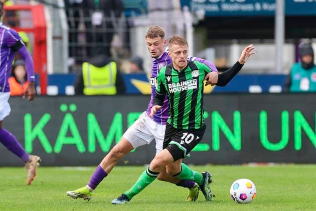 Michael Cuisance (VfL Osnabrueck) und Sebastian Ernst (Hannover 96) kaempfen um den Ball, 2. Bundesliga, VfL Osnabrueck vs Hannover 96, Bremer Bruecke, 24.02.2024, Osnabrueck, Deutschland.