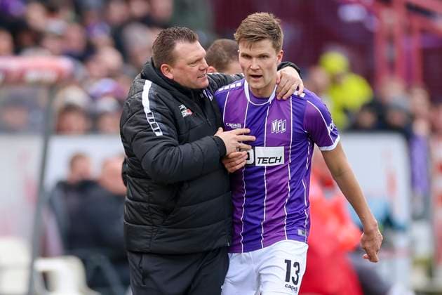 Trainer Uwe Koschinat (VfL Osnabrueck) und Lukas Kunze (VfL Osnabrueck) diskutieren, 2. Bundesliga, VfL Osnabrueck vs Hannover 96, Bremer Bruecke, 24.02.2024, Osnabrueck, Deutschland.